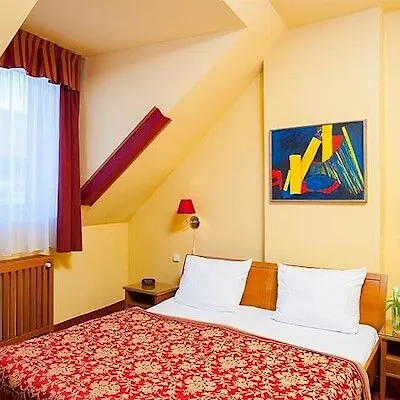 Cloister Inn Hotel Prague 3*,